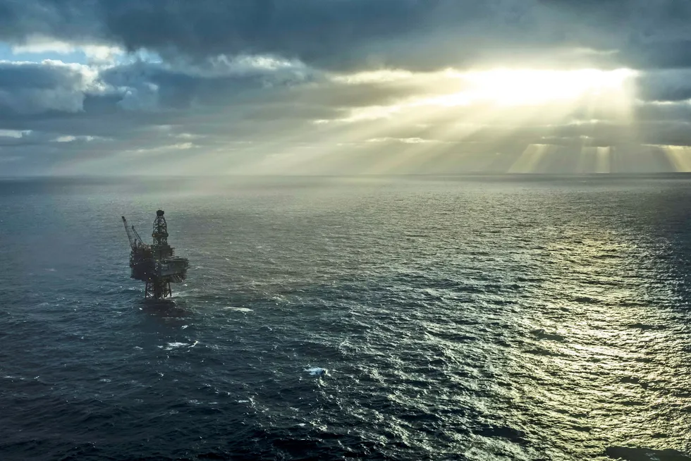 Norske olje- og gasseiendeler er fortsatt dyre, mener styreleder Bijan Mossavar-Rahmani i DNO. Her ses feltet Ringhorne, hvor Vår Energi er operatør og Faroe har en eierandel på 20 prosent.