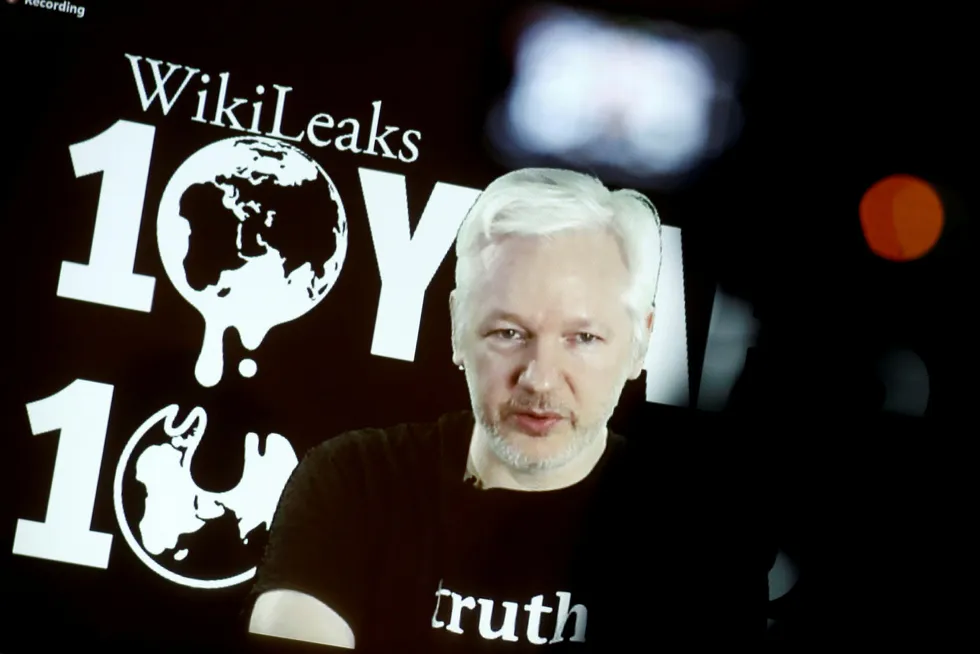 Julian Assange sitter foreløpig trygt i Ecuadors ambassade i London. Her på videolink fra ambassaden under Wikileaks' tiårsjubileum i Berlin ifjor. Foto: Axel Schmidt/Reuters/NTB Scanpix