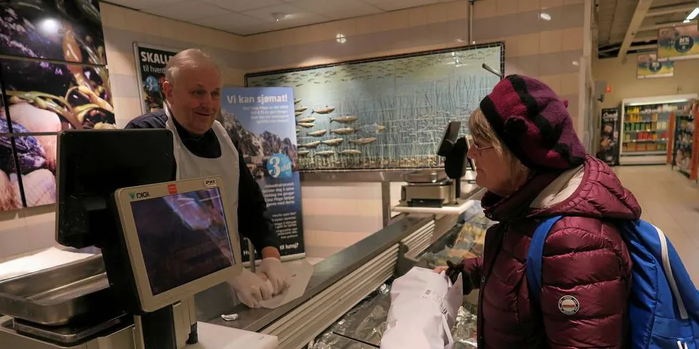 LANG ERFARING: Både fiskehandler og kjøper har lang erfaring med fisk. Her handler Anne Marit Kolbeinsen skrei hos Per Kristian Krogh hos Coop Mega i Fredrikstad.Foto: Kjersti Sandvik