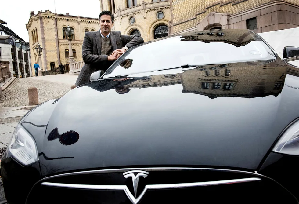 Venstres stortingsrepresentant Abid Raja er ikke flau over å kjøre Tesla, men stolt. Foto: Per Ståle Bugjerde