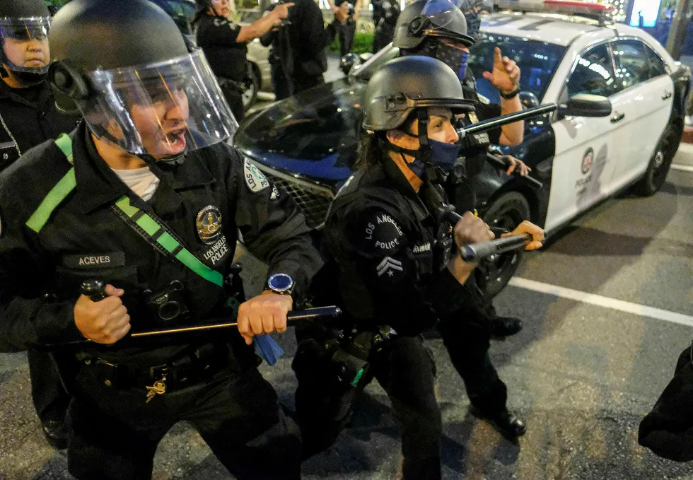 Politiet i Los Angeles rydder en gate for demonstranter denne uken.