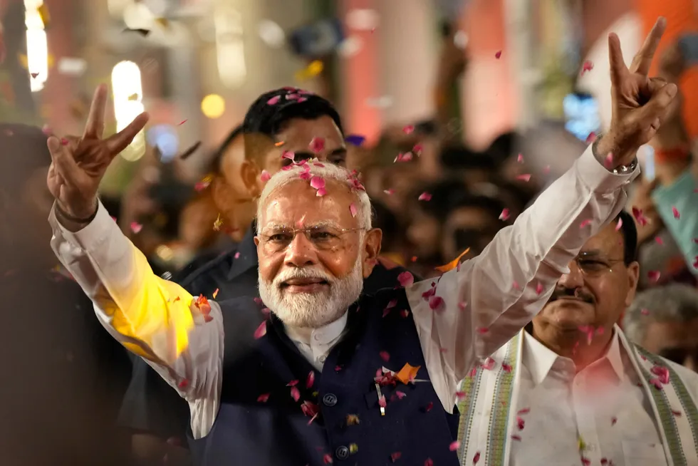 Statsminister Narendra Modi erklærte valgseier tirsdag, men partiet hans fikk ikke rent flertall i nasjonalforsamlingen. Partiet BJP fikk 240 mandater i nasjonalforsamlingen, en nedgang fra de 303 de fikk ved forrige valg for fem år siden.