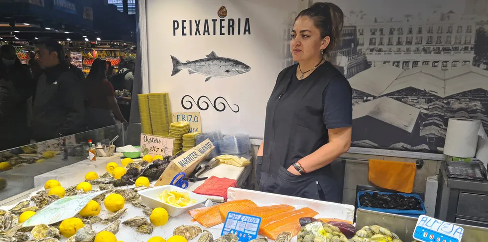 En liten fiskebutikk i Barcelona sentrum. Mye av fisken i Spania selges fortsatt på tradisjonell måte, i fiskebutikker eller betjente fiskedisker i supermarkeder.