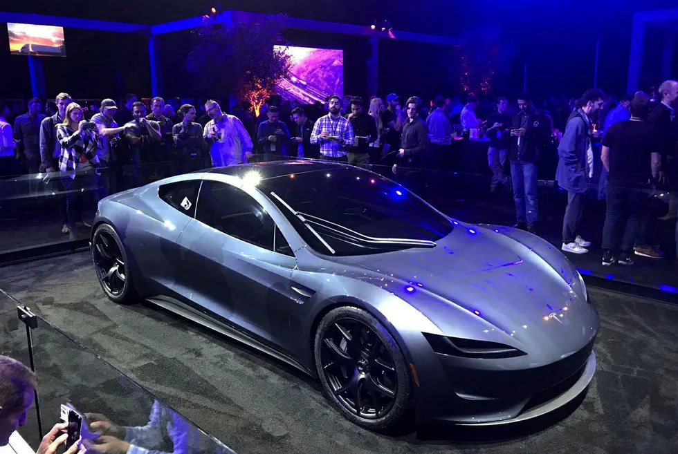 Teslas nye Roadster slik den ble presentert i Hawthorne i California i november ifjor. Foto: Alexandria Sage/Reuters/NTB Scanpix