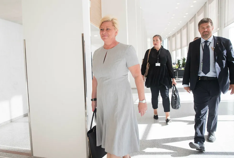 Finansminister Siv Jensen på vei inn til pressekonferansen der hun får overlevert IMFs uttalelse om norsk økonomi. Foto: Roald, Berit