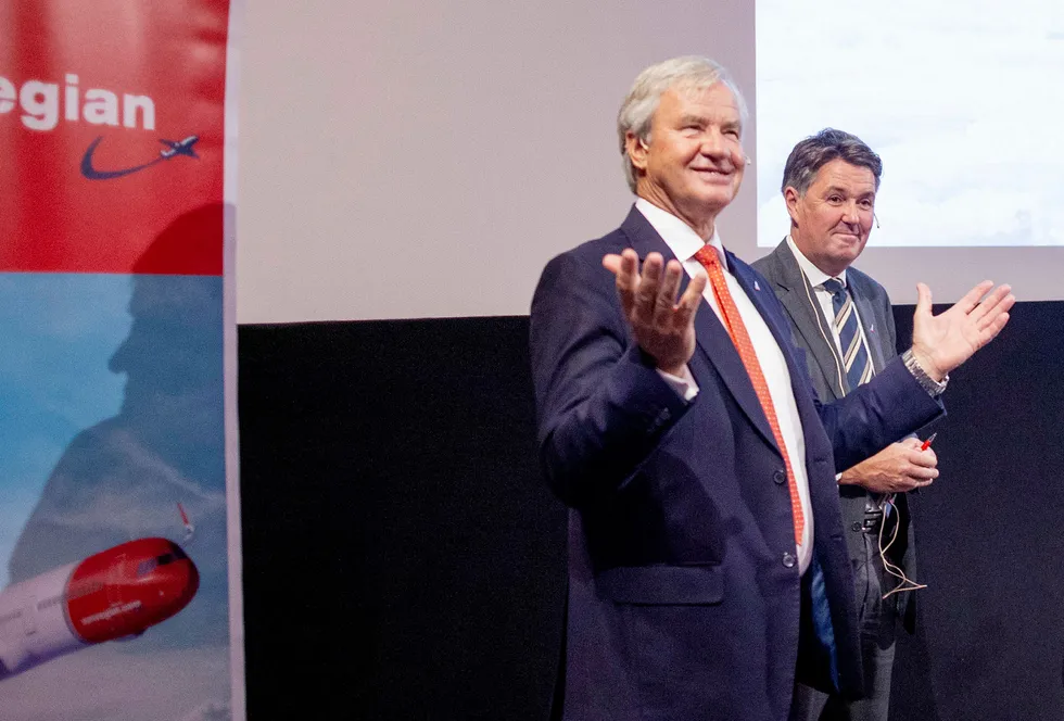 Bjørn Kjos (fra venstre) har brukt nær fire milliarder på å leie reservefly de siste årene. Fungerende toppsjef Geir Karlsen kan håpe at fabrikken Boeing snart får alle flyene på vingene igjen.