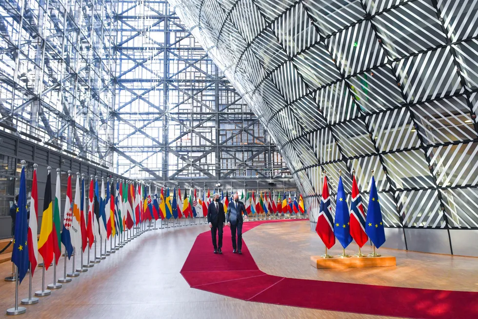 Fredag skal statsminister Jonas Gahr Støre (Ap) igjen gå ned den røde løperen i EUs hovedkvarter i Brussel. Her sammen med EU-president Charles Michel i 2022.