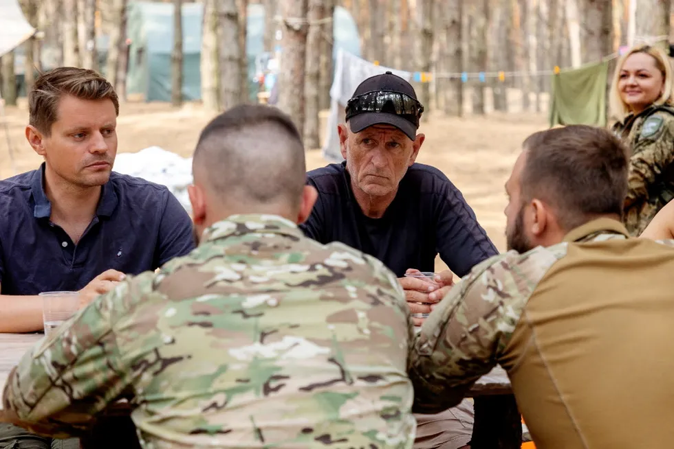 Denne uken var lederen for Fritt Ukraina, stortingsrepresentant Peter Frølich (H), og finansmannen Peter Warren tilbake i Ukraina. Der leverte de førstehjelpsutstyr, biler og droner. Her fra møtet med 38. marinebrigade.