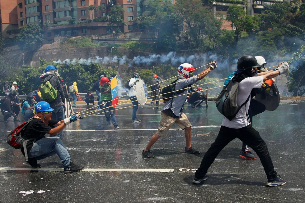 Det er hyppige konfrontasjoner mellom politi og demontranter i Venezuela. Her fra hovedstaden Caracas den 10. juli. Foto: Ariana Cubillos/AP photo/NTB scanpix