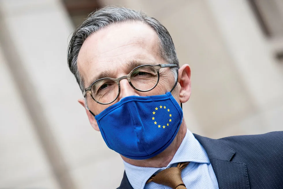 Den tysk utenriksminister Heiko Maas med maske med EUs stjernesymbol.