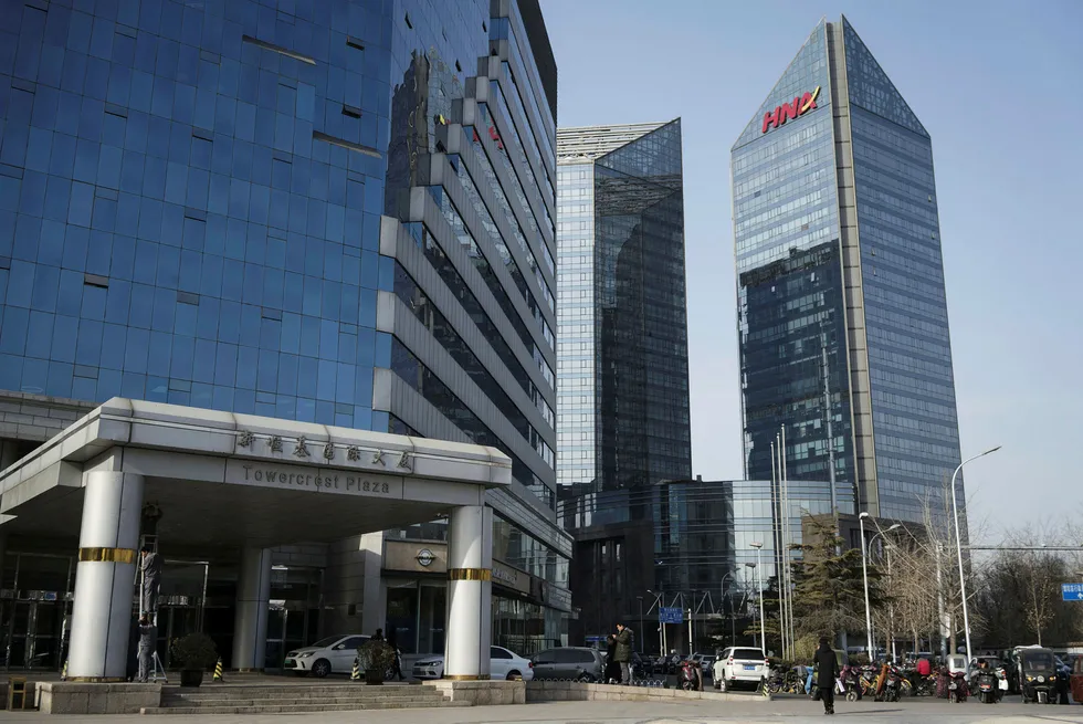 HNA Group er under press om å redusere gjelden. Selskapet har foretatt en gjeldsfinansiert ekspansjon over hele verden og kjøpt eierposter i kjente internasjonale selskaper som Hilton, Radisson og Deutsche Bank.