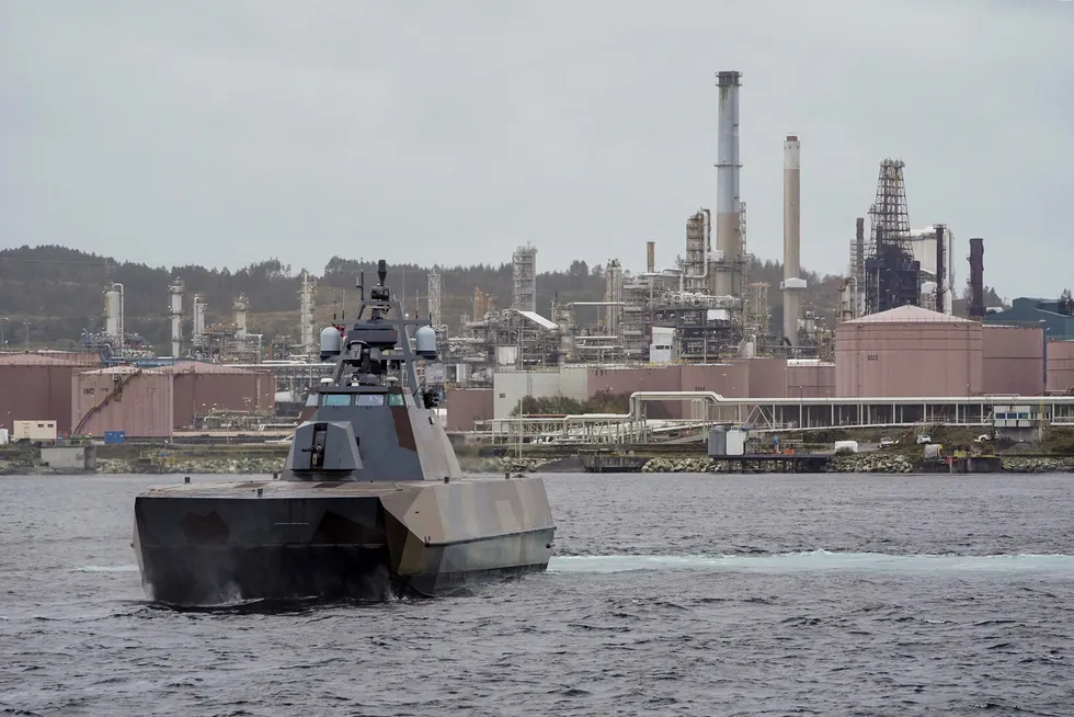 Sjøforsvaret patruljerer utenfor Mongstad, høsten 2022.