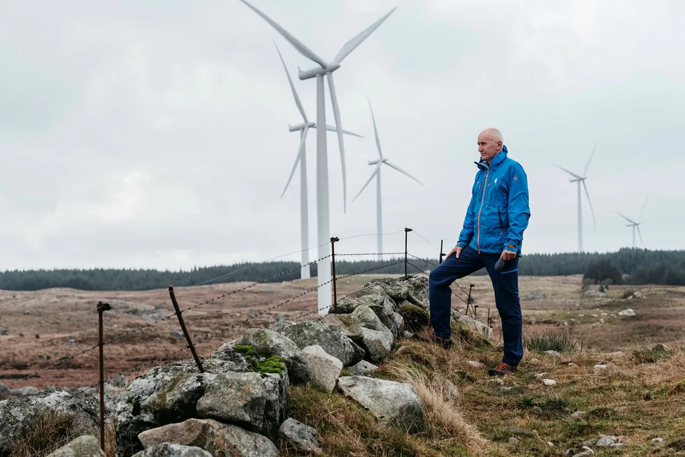 Styreleder i Den Norske Turistforening Per Hanasand er bekymret for at vindkraftutbygging spiser for mye av urørt natur. Her er han på Høg-Jæren energipark, som startet i 2011 med 32 turbiner, som er vesentlig mindre enn dagens standardturbiner.