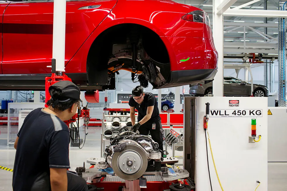 Arbeidere gjør siste monteringen på en Tesla Model S på fabrikken i Nederland.