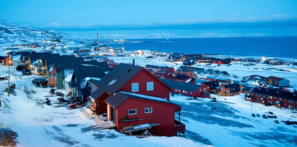 Næringslivsaktører og lokalpolitikere planlegger fiskemottak i Longyearbyen på Svalbard.