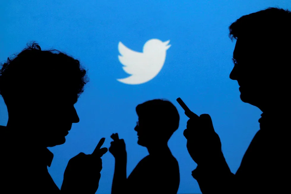 FILE PHOTO: People holding mobile phones are silhouetted against a backdrop projected with the Twitter logo in this illustration picture taken September 27, 2013. REUTERS/Kacper Pempel/Illustration/File Photo --- Foto: Kacper Pempel/Reuters/NTB scanpix