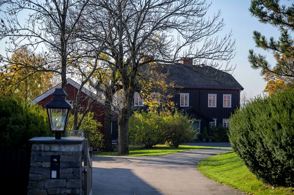 Den svært sentralt beliggende praktgården Østre Holmen gård ved foten av Holmenkollen var tidligere eid av Kværner-sjef Erik Tønseth før den ble solgt til Trygve Bjerke i 2007 for 60 millioner kroner. Nå har Bjerke solgt den videre til brødrene Haudemann-Andersen for 113 millioner kroner.
