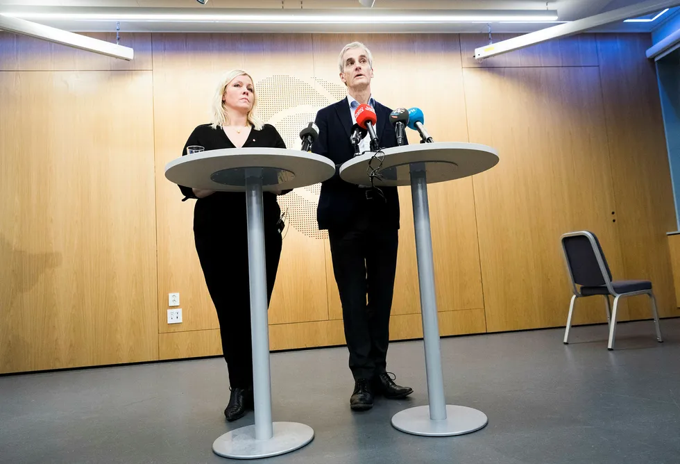 Ap-leder Jonas Gahr Støre og partisekretær Kjersti Stenseng under pressekonferansen etter Arbeiderpartiets sentralstyremøte tirsdag. Foto: Gunnar Lier