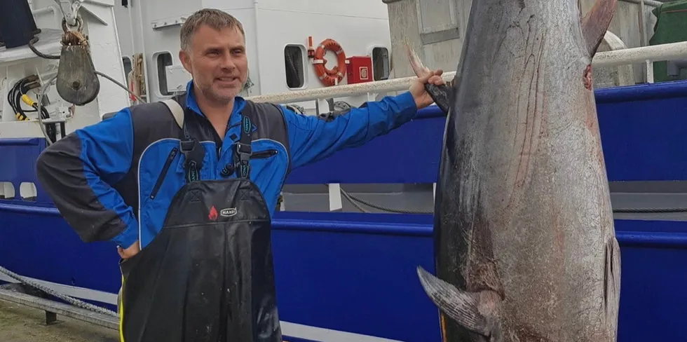 Jostein Hillersøy foran notfartøy «Hillersøy» med makrellstørjefangst i 2019.