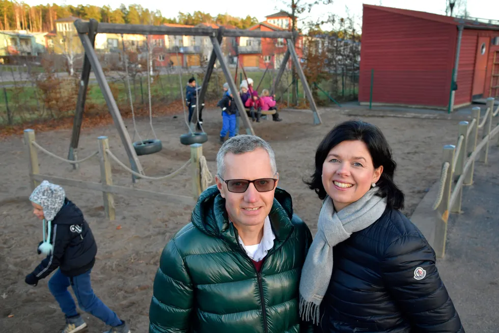 Hans Jacob Sundby og Randi Sundby driver barnehagekjeden Læringsverkstedet. Nå flytter de fra Jessheim til Sveits.