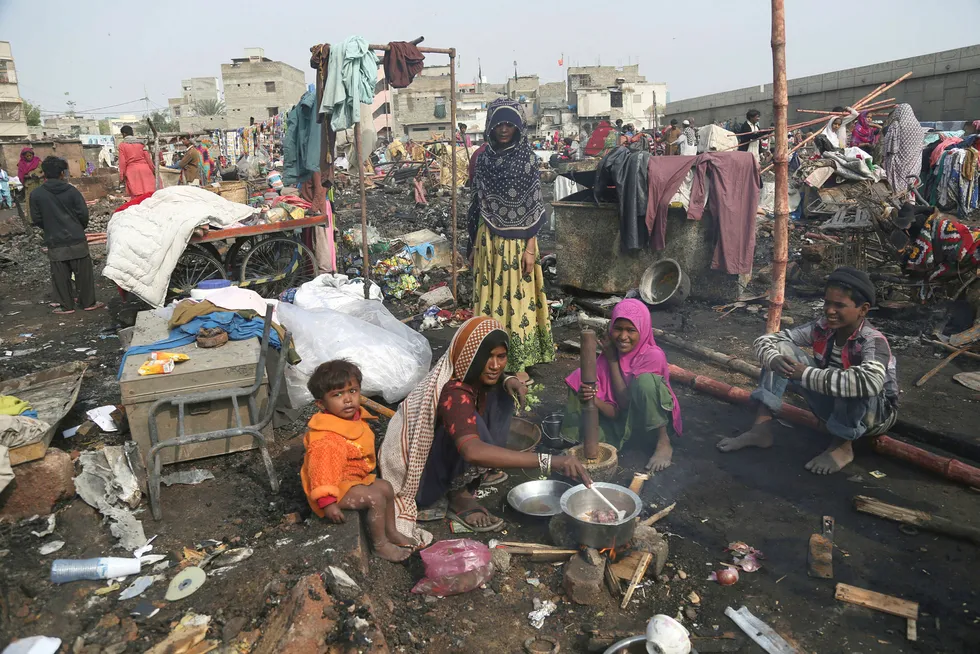 FN anslår at 1,6 milliarder har utilstrekkelig bolig, 60 millioner fordrives årlig fra hjemmene sine mens antallet hjemløse i verden aldri har vært større. Før 2025 trengs én milliard nye boliger for å møte befolkningsvekst og urbanisering. Her fra slummen i Pakistans største by, Karachi.