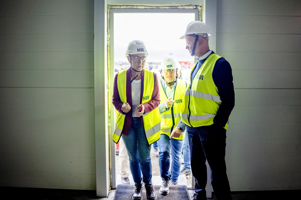 Peggy Følsvik (fra venstre), Lars Christian Bacher, sjef for Morrow, og NHO-sjef Ole Erik Almlid besøker byggeplassen for Morrow sin nye batterifabrikk i Arendal.