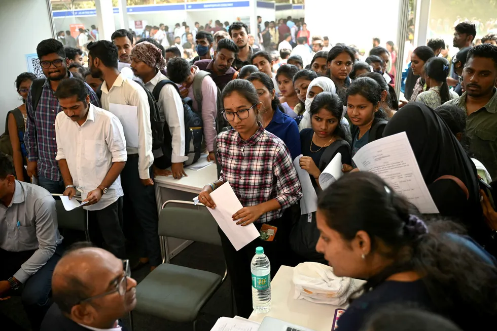 Indiske arbeidssøkere i kø for å bli intervjuet på en jobbmesse arrangert av delstaten Karnataka tildligere i år.