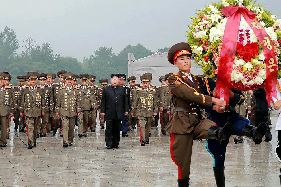 27. juli besøkte Kim Jong-un minnekirkegården i Pyongyang for de falne under Koreakrigen. Anledning var årsdagen for våpenhvilen fra 1953. Foto: STR/AFP/NTB Scanpix