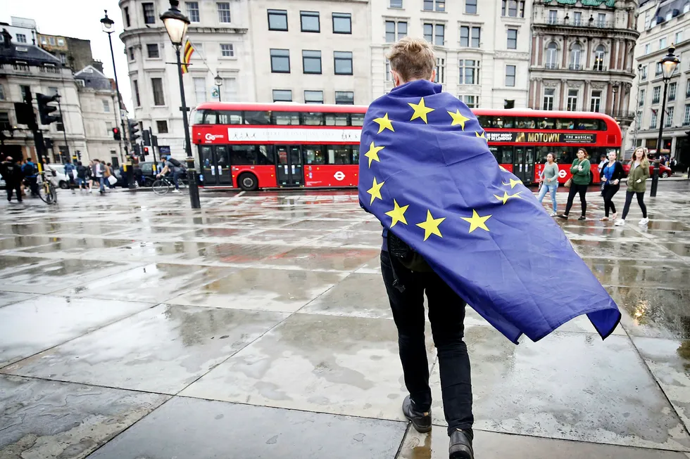 En demonstrant på vei bort fra en demonstrasjon mot brexit på Trafalgar Square i London en knapp uke etter valget i fjor. Nå har andelen med et positivt syn på EU har økt fra 45 til 54 prosent i Storbritannia. Foto: Justin Tallis/AFP/NTB Scanpix