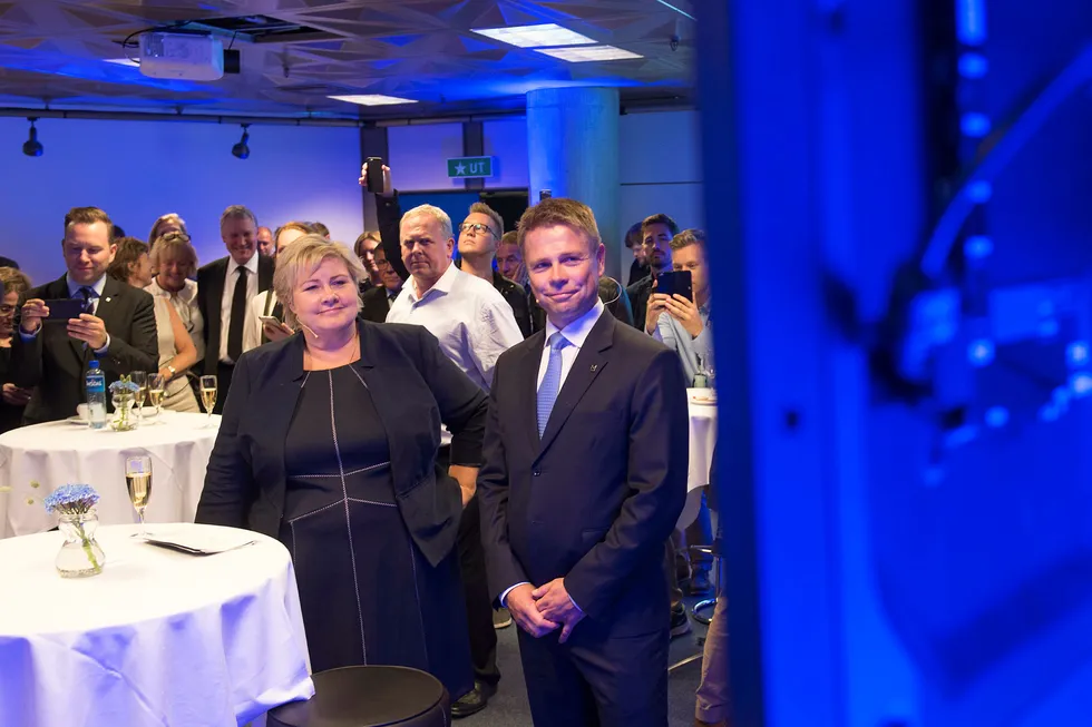 Her statsminister Erna Solberg og konsernsjef Arve Regland i Entra under grunnsteinsnedleggelsen for Media City i Bergen