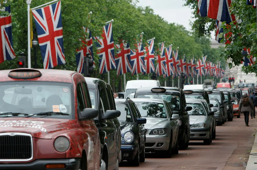 Biler står i kø i Storbritannias hovedstad London. Etter flere år med sterkt bilsalg, ventes brexit å ramme den britiske bilindustrien i 2017. Foto: LUKE MACGREGOR/Reuters/NTB Scanpix