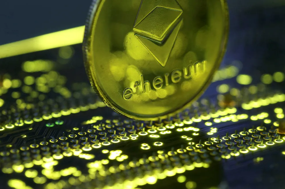Kursene på digitale valutaer stuper. Det er ikke bare bitcoin. Ethereum har falt med en tredjedel på ett døgn og mer enn halvert på en uke. Foto: Dado Ruvic/Reuters/NTB Scanpix