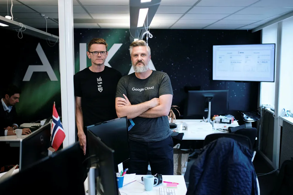 Daniel Döderlein (til høyre), sjef for it-selskapet Auka, får ikke arbeidstillatelse for en kanadisk topp-programmerer han vil ha. Her sammen med Terje Breivik vil forsøke å hjelpe.