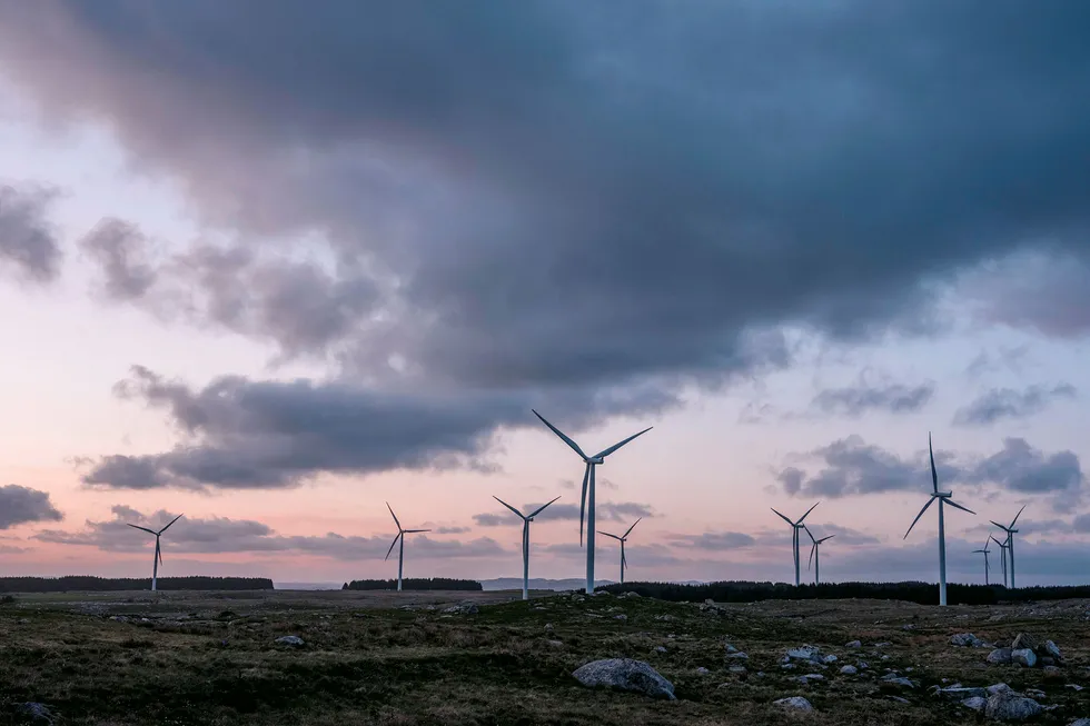 Høg-Jæren vindpark med sine 32 vindturbiner ruver over jærlandskapet. Noen har tjent gode penger på vindkraftutbyggingen, men nå er de uenige om oppgjøret.