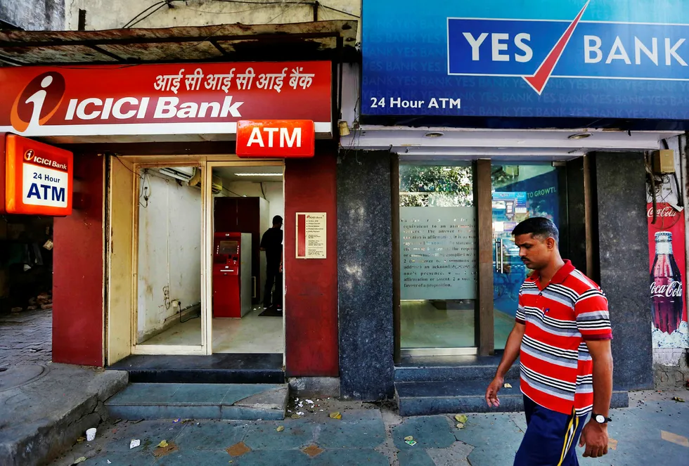 Den indiske banksektoren er neddynget i misligholdte lån. Nå forsøker staten å rydde opp og vil tilføre de statseide bankene over 250 milliarder kroner de neste to årene. Utlånsveksten har ikke vært lavere på 63 år. Foto: Adnan Abidi/Reuters/NTB Scanpix