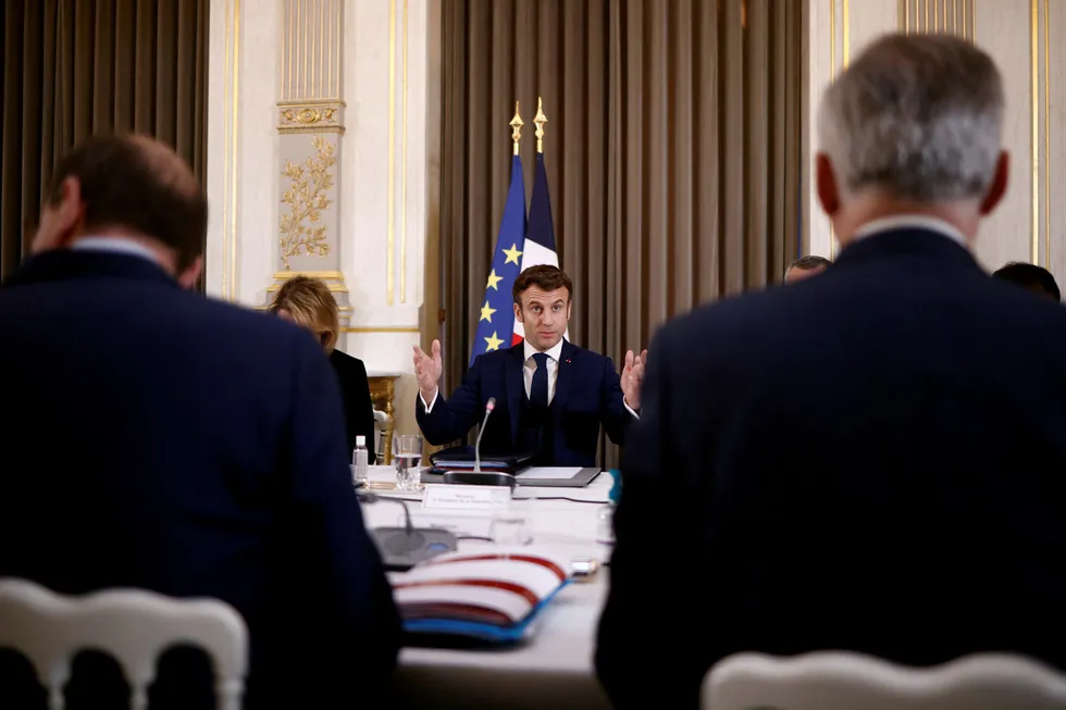 President Emmanuel Macron leder et møte om krigen i Ukraina i Franrikes sikkerhetsråd i slutten av februar.