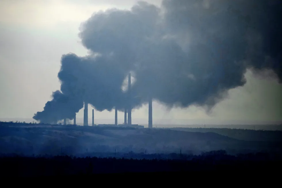 Røyken veltet ut av kraftstasjonen i Shchastya i Luhansk, øst-Ukraina etter at den ble truffet av kraftig skyts tirsdag.