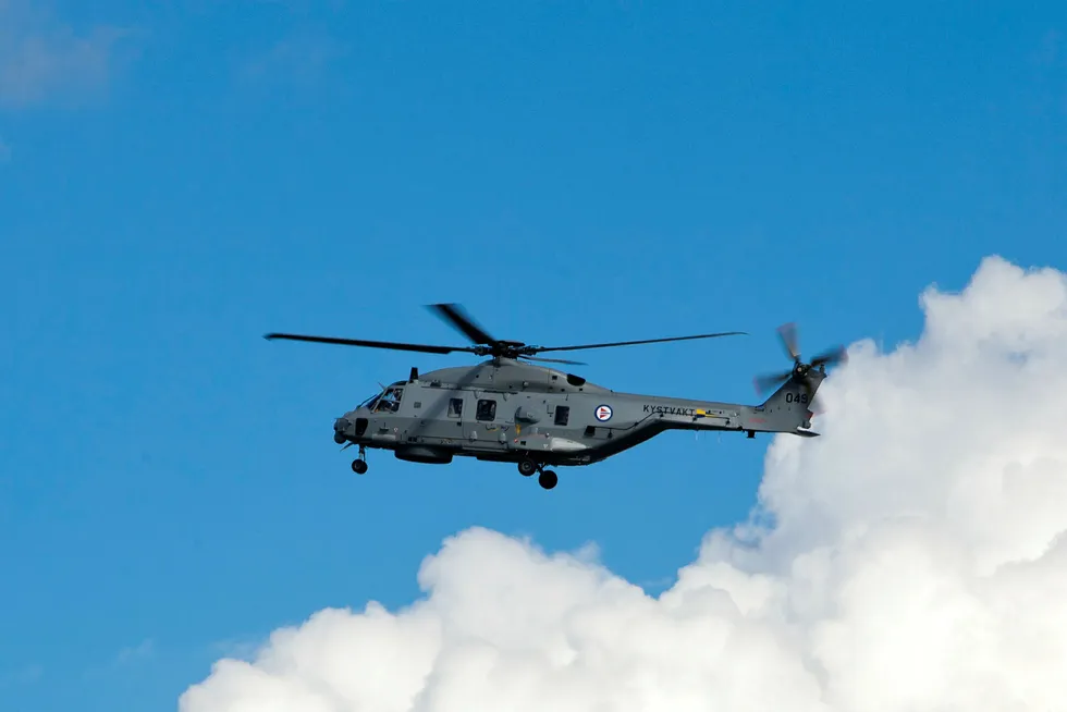 Et NH90-helikopter fra Kystvakten i lufta over Oslofjorden under flyoppvisningen som markerte at det norske luftforsvaret er 100 år.