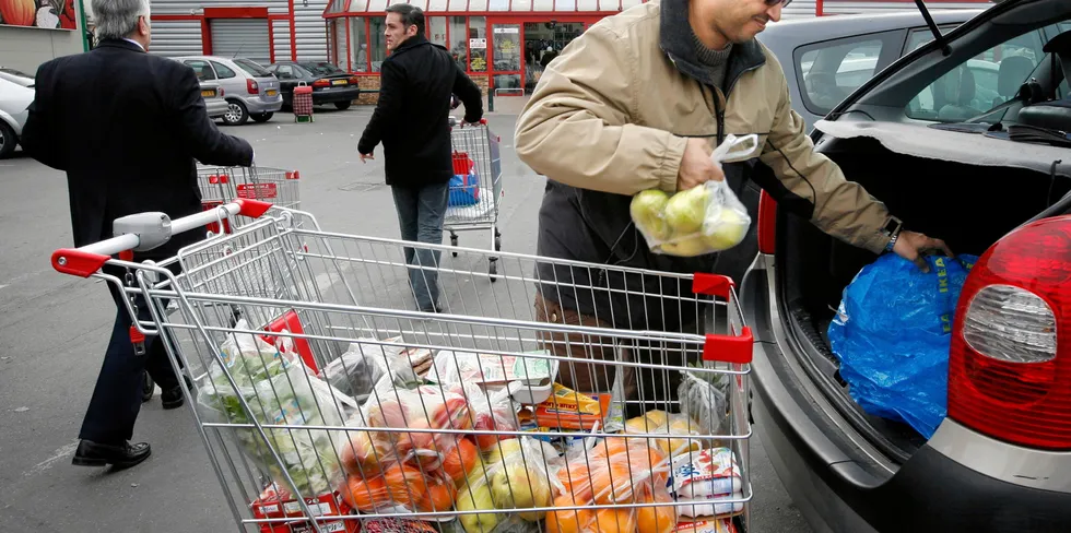 I gourmetlandet Frankrike har norsk fisk fått bein å gå på. Blant annet har fiskeprisene nådd nye høyder, Her: Ben Ahmed laster dagens innkjøp av mat.