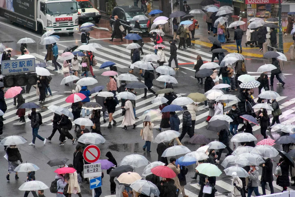 Etter flere nedstengninger er japanske forbrukere tilbake på kjøpesentre og handelsgater, som her fra Shibuya i Tokyo. En vekst i det private forbruket sørget for at den japanske økonomien vokste mer enn Kinas i fjorårets siste kvartal.