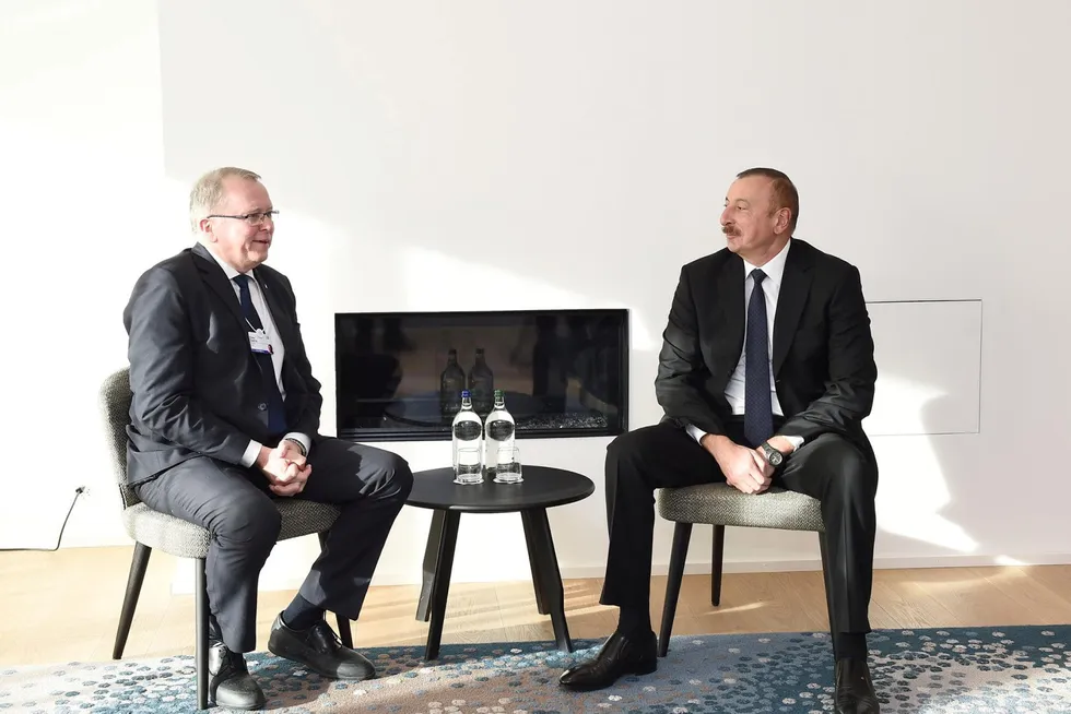 i 2019 møtte daværende konsernsjef Eldar Sætre (til venstre) president Ilham Alijev i Davos. Aserbajdsjan var et av landene daværende juridisk direktør Hans Henrik Klouman advarte mot.