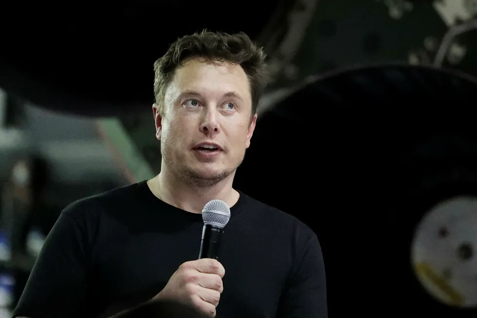 Tesla-eier Elon Musk knuser forventningene, og aksjekursen stiger bratt.