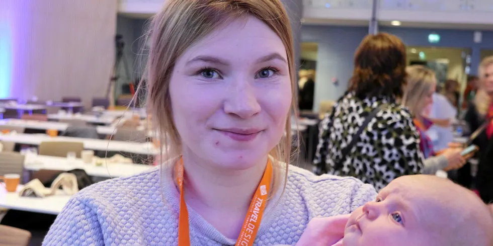 Susanne Mortensen hadde med seg sin seks uker gamle datter på Kvinner i havet-konferansen. Fra scenen fortalte hun om vilkårene til seg selv og andres døtre om bord i fiskeflåten.