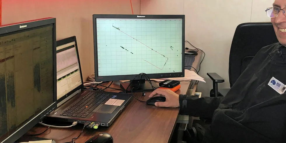 Hvert år tolker senioringeniør Ronald Pedersen ekkogrammene under tobistoktene. Nå har algoritmer målt muskler med den erfarne telleren.