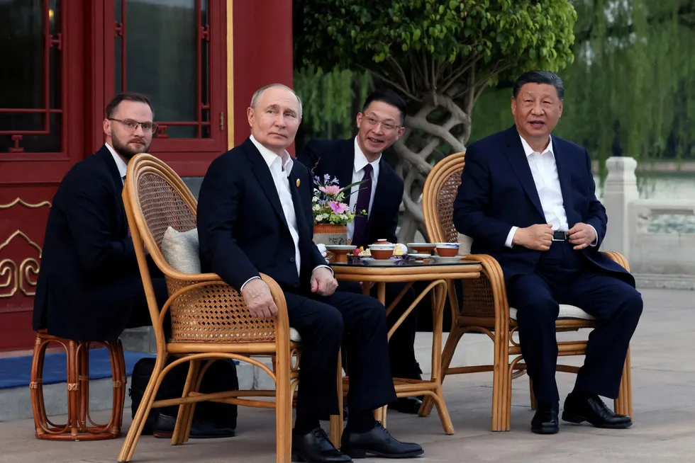 Vladimir Putin på besøk hos Xi Jinping 16. mai. Nå skal kinesiske våpen være på vei til Russland.