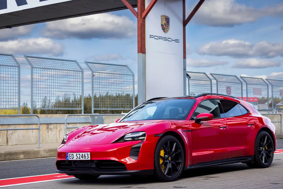 Denne Porsche Taycan Sport Turismo GTS, vil få en prisøkning på nesten 300.000 kroner, hvis regjeringens forslag om å skrote momsfritaket vedtas.