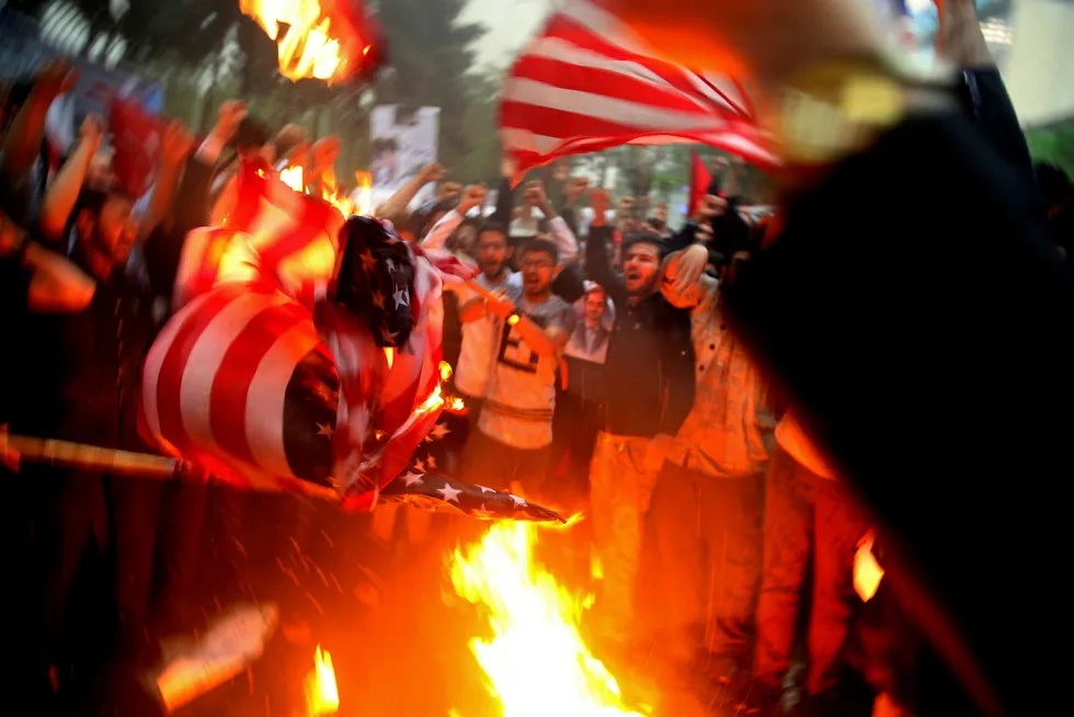 Iranske demonstranter utenfor den tidligere amerikanske ambassaden i Teheran onsdag. Foto: Vahid Salemi/AP Photo
