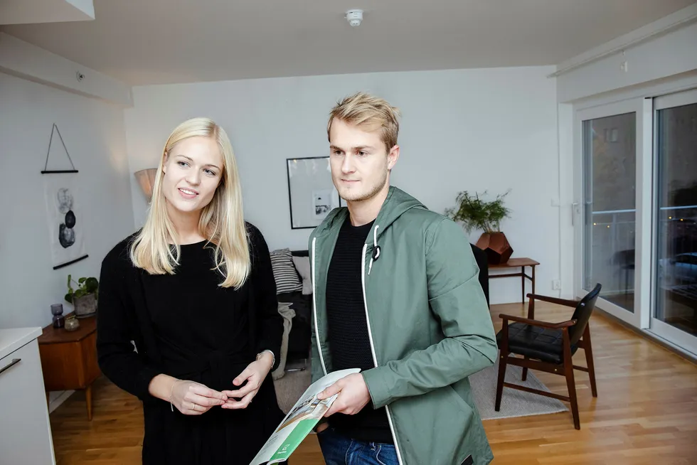 Tuva Røkke og Stian Kielland Garvik er på jakt etter sin første bolig. De regner med å bli boende lenge, og bekymrer seg ikke for at boligmarkedet trolig vil flate ut de neste årene.