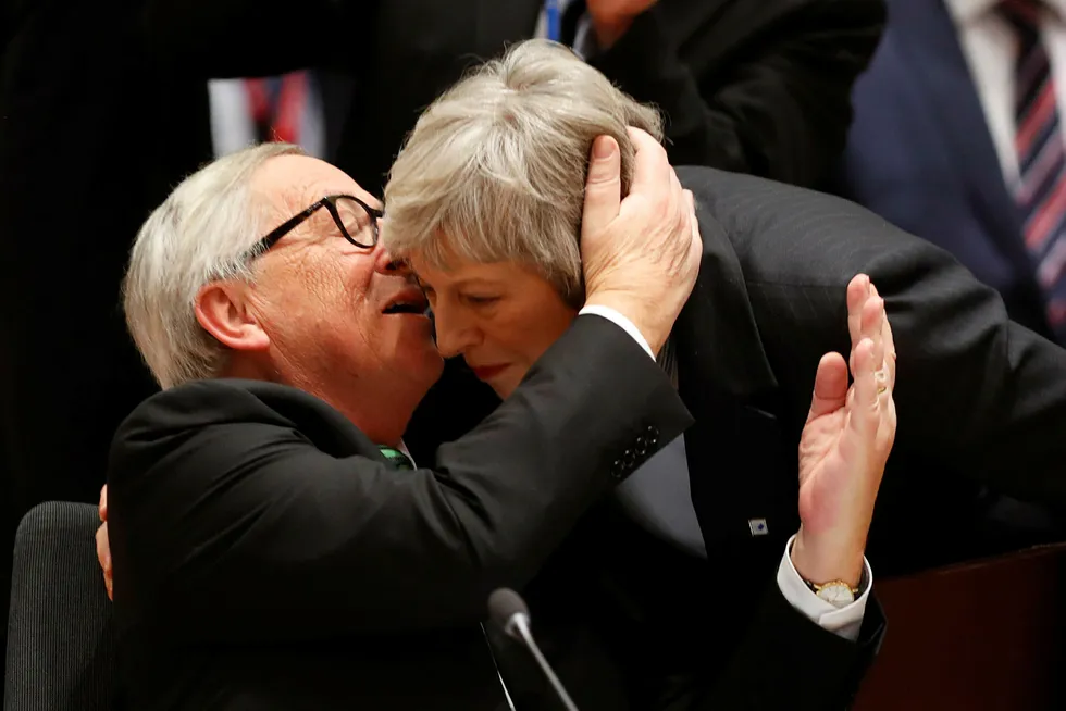 EU-kommisjonens president Jean-Claude Juncker sammen med Storbritannias statsminister Theresa May på EUs toppmøte i Brussel. Bildet ble tatt torsdag. Foto: Alastair Grant / AP / NTB scanpix