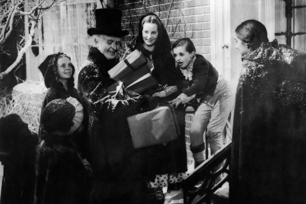 Gnieren Ebenezer Scrooge, her spilt av Reginald Owen i Edwin L. Marins filmatisering av «A christmas carol» fra 1938, møtte spøkelsene fra fortidens, nåtidens og fremtidens jul – og ble forvandlet til en sann menneskevenn.